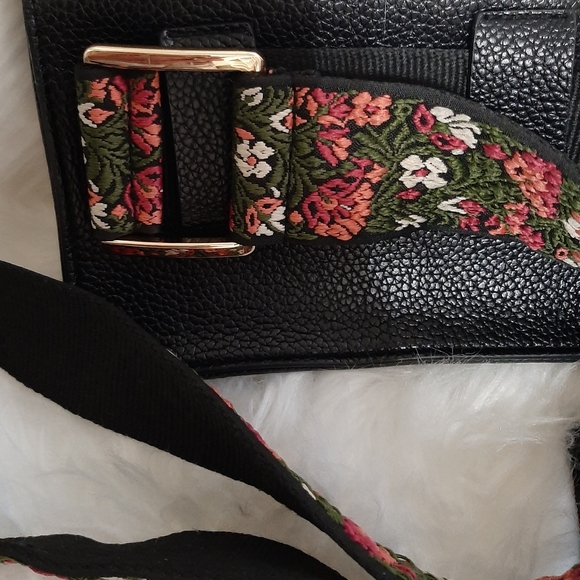 *FINAL SALE* STEVE MADDEN Embroidered Guitar Strap Black Leather Belt Bag - Picture 14 of 14